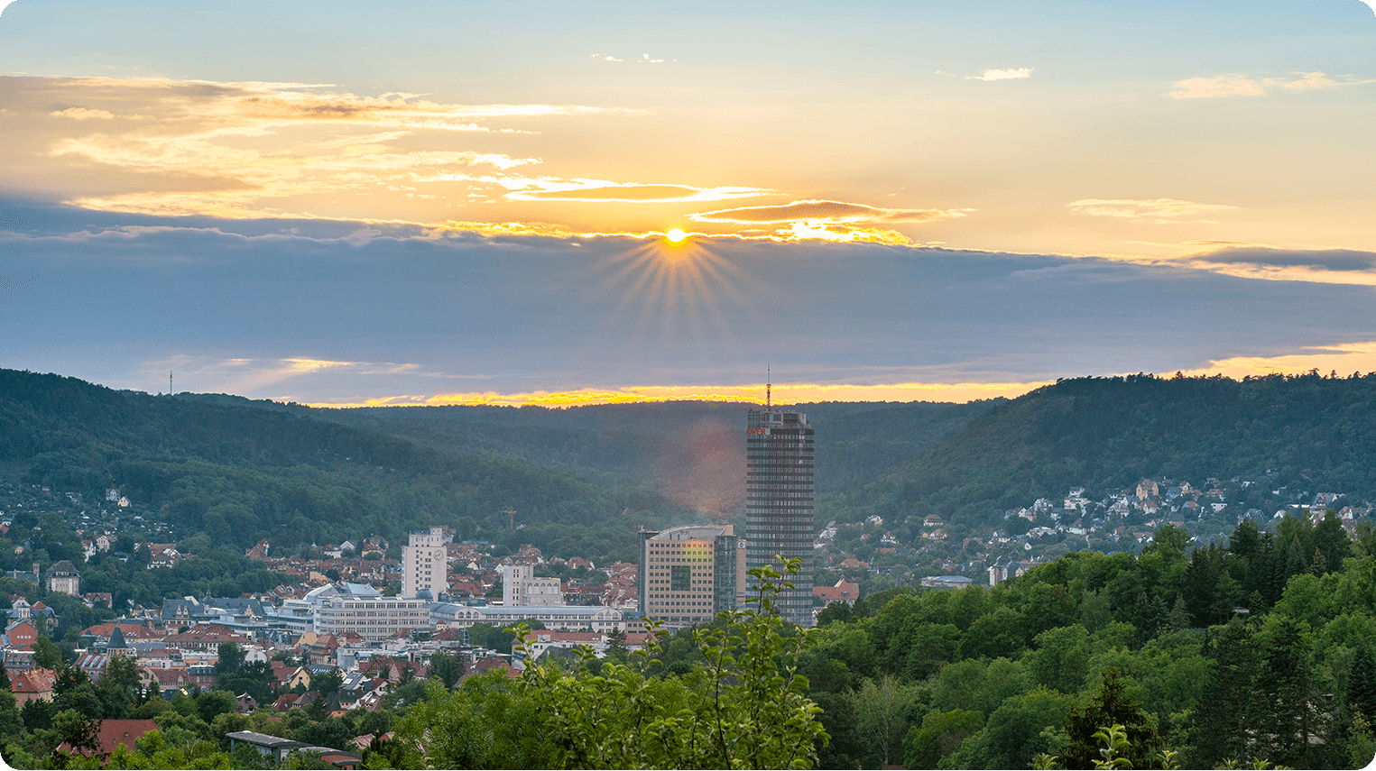 Blick auf die Stadt Jena mit dem Jentower.